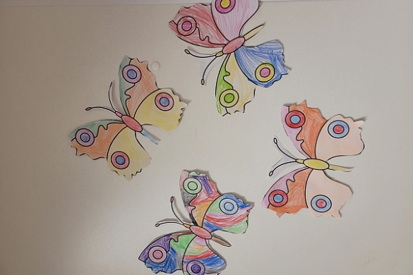 Bild von bunt ausgemalten Schmetterlingen