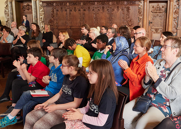 Bild von klatschenden Kindern und Erwachsenden