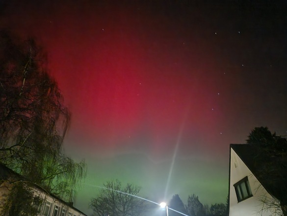 Polarlichter über dem Schulgebäude