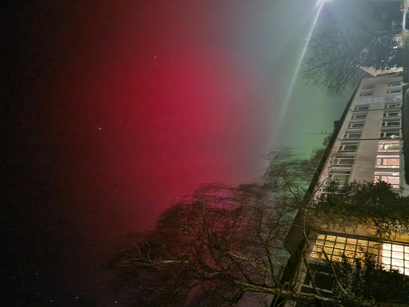 Bild von Polarlichtern über dem Schulgebäude