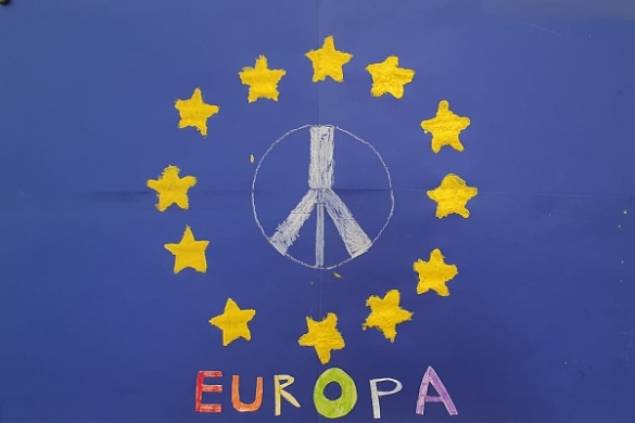 Bild einer EU-Flagge mit Peace-Zeichen in der Mitte