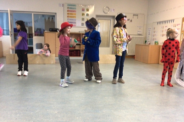 Bild von Kindern als Clowns verkleidet