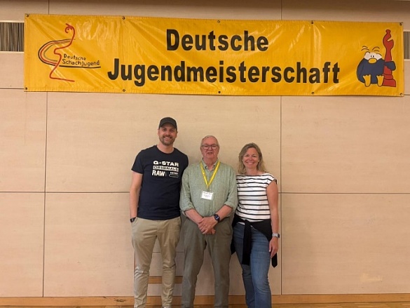 Bild einer Gruppe von drei Erwachsenen