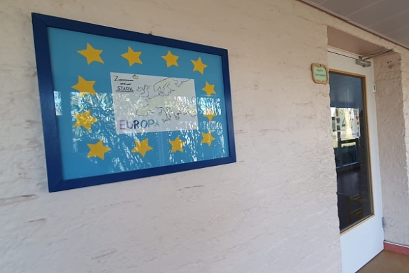 Ein gerahmtes Bild mit Umrissen der europ&auml;ischen Staaten im Flur der Schule