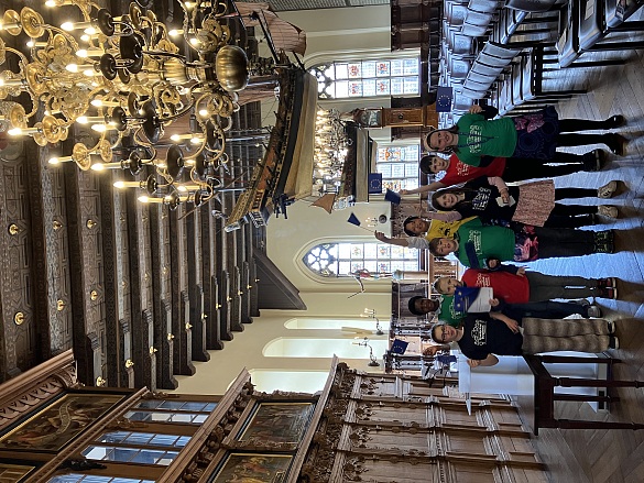 Bild von stolzen Sch&uuml;ler:innen der Schule Burgdamm