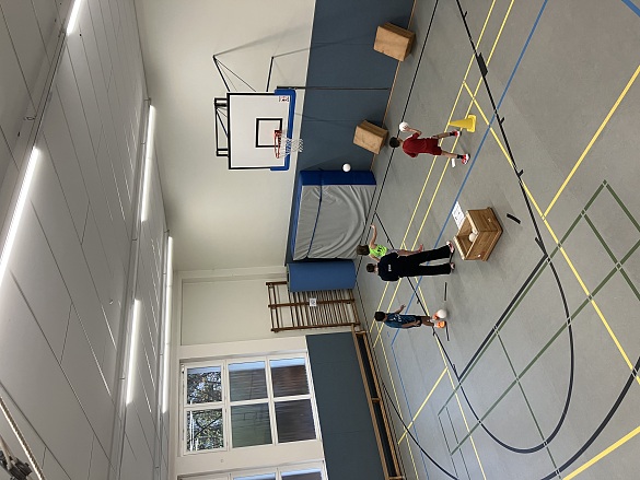 Handball-&Uuml;bung in der Turnhalle