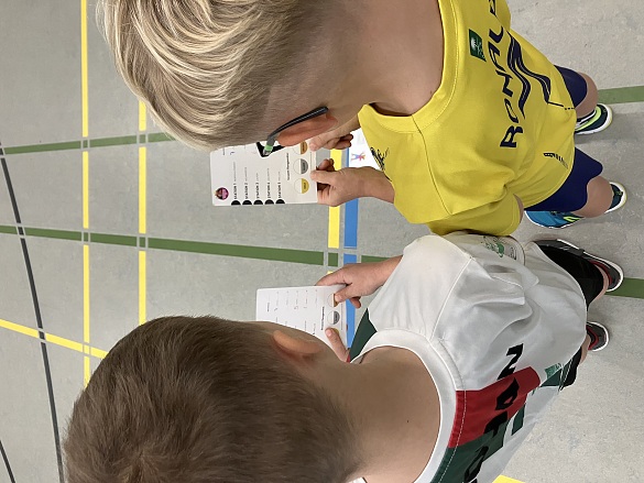 Handball-Kids mit Karten