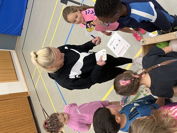 Absprachen beim Handballtag - Trainerin erkl&auml;rt Aufgaben