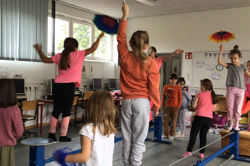 Bild von Kindern beim Balancieren auf einem Drahtseil