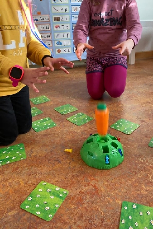 Bild von zwei Kindern, die ein Spiel spielen