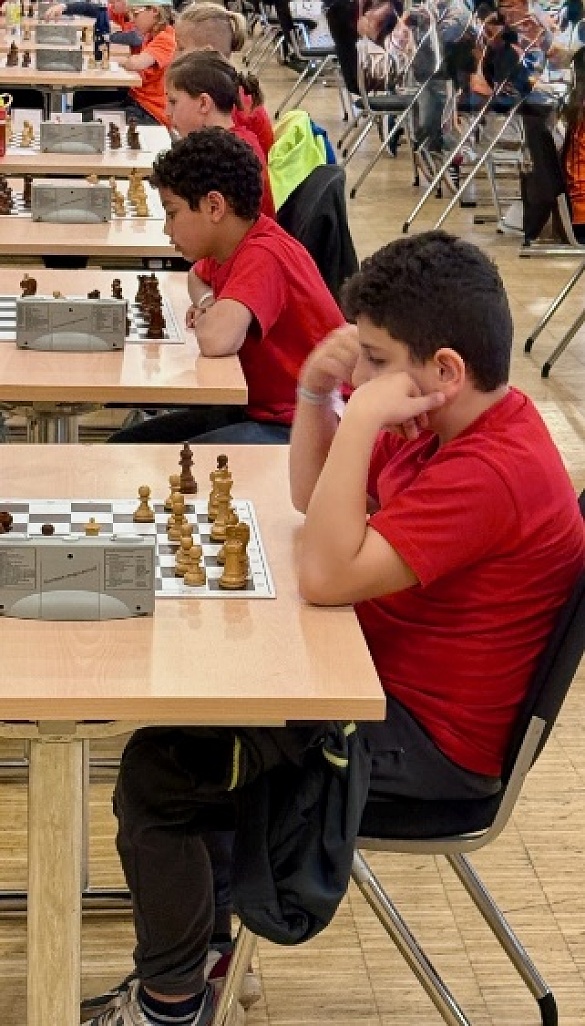 Bild von Kindern, die Schach spielen