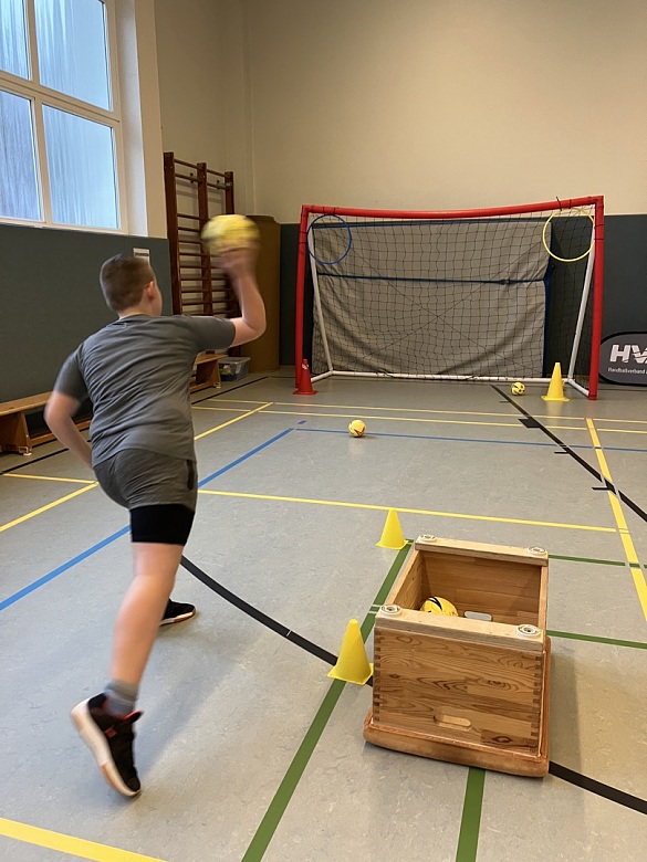 Bild von einem Kind beim Wurf auf eine Torwand