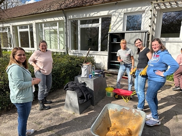 Bild von mehreren gl&uuml;ckliche schauenden Frauen mit Gartenger&auml;ten