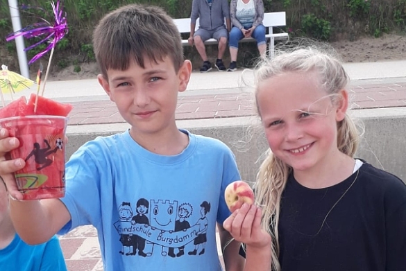 Bild von gl&uuml;cklichen Kindern beim Beachhandball-Turnier