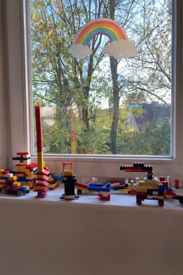 Bild von gebauten Lego-Geb&auml;uden auf dem Fensterbrett