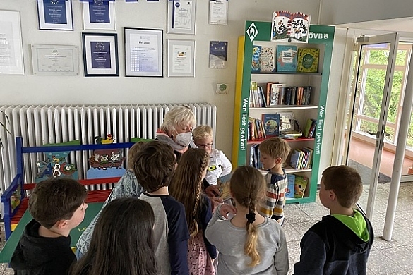 Kinder vor dem B&uuml;cherschrank