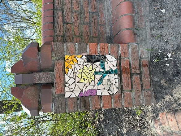 Bild eines Mosaiks vom Schulhof