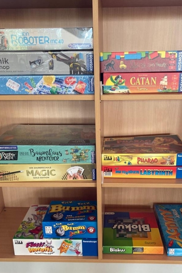 Bild eines Regals mit Gesellschaftsspielen darin