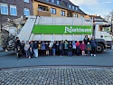 Bild der Klasse 2a vor einem Fahrzeug der Stadtreinigung