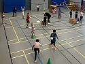 Bild von Kindern, die Handballübungen in der Turnhalle machen