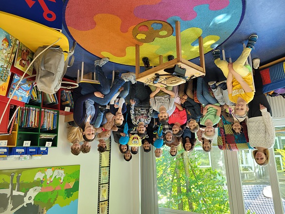 Klassenfoto einer Schulklasse in der Bibliothek