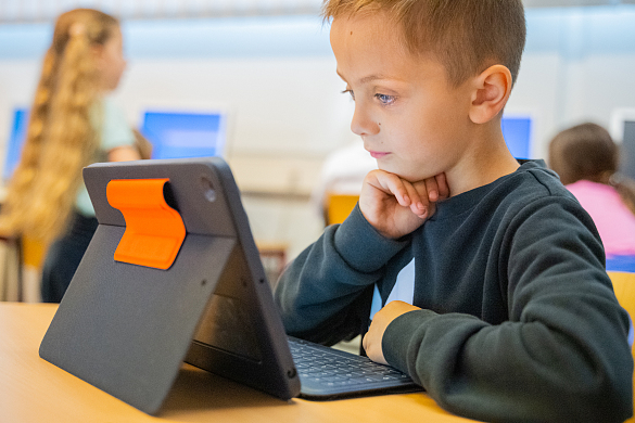 Bild eines Kindes, das mit dem iPad arbeitet