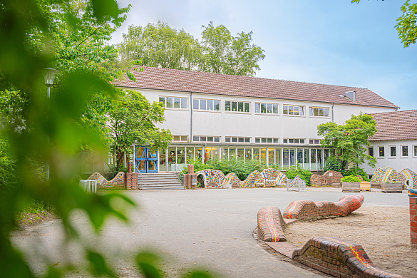 Bild des Schulgebäudes vom Schulhof aus fotografiert