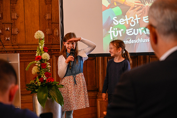 Bild von zwei Mädchen, die einen Ausschnitt des Theaterstückes spielen