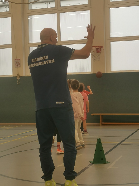 Ein Trainer der Eisbären erklärt eine Übung