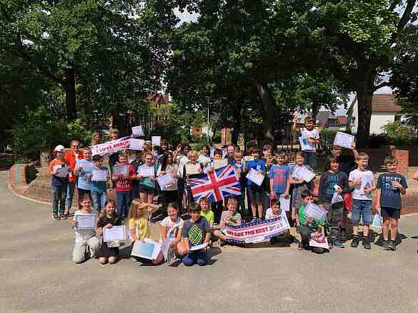 Bild einer kleinen Gruppe an Erwachsenen und Kindern der Schule Burgdamm.