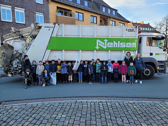 Ein Bild der Klasse 2a vor einem Fahrzeug der Stadtreinigung