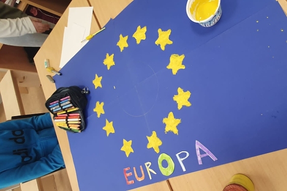 Ein Bild einer von Kindern gestalteter Europaflagge