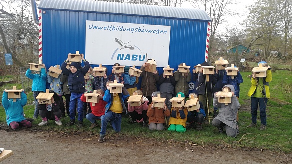 Klassenfoto der Klasse 2b mit selbstgebauten Vogelkästen