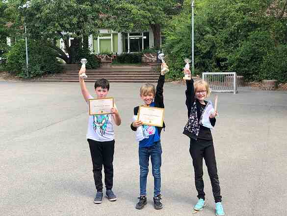Bild von drei Kindern mit Urkunden in der Hand.
