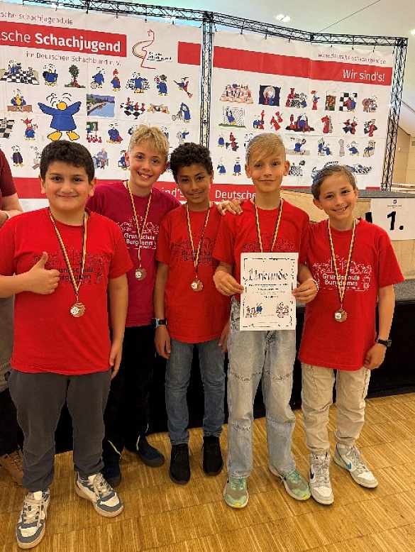 Bild von stolzen Kindern, die an einem Schachturnier teilnehmen