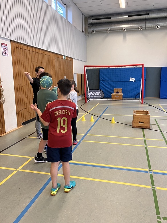 Bild von Kindern beim Handball vor dem Torwurf