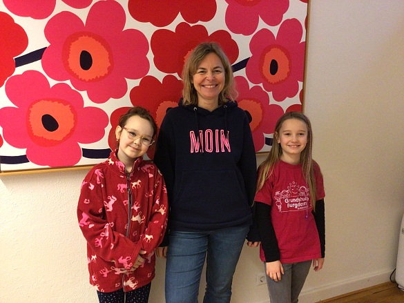 Bild von Frau Akšen und zwei Kindern der Schule