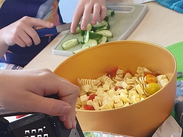 Bild von einem frisch zubereiteten Nudelsalat