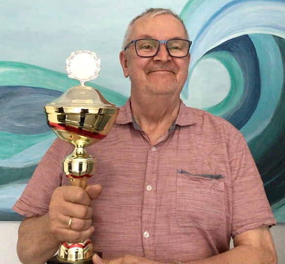 Portraitfoto von Herr Brunnbauer mit einem Pokal
