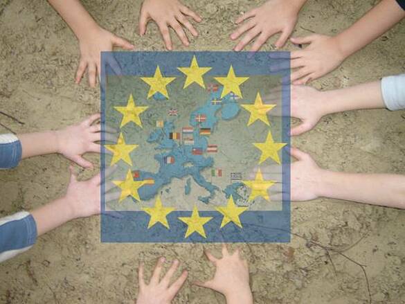 Bild einer Europaflagge die von Kinderhänden eingerahmt wird